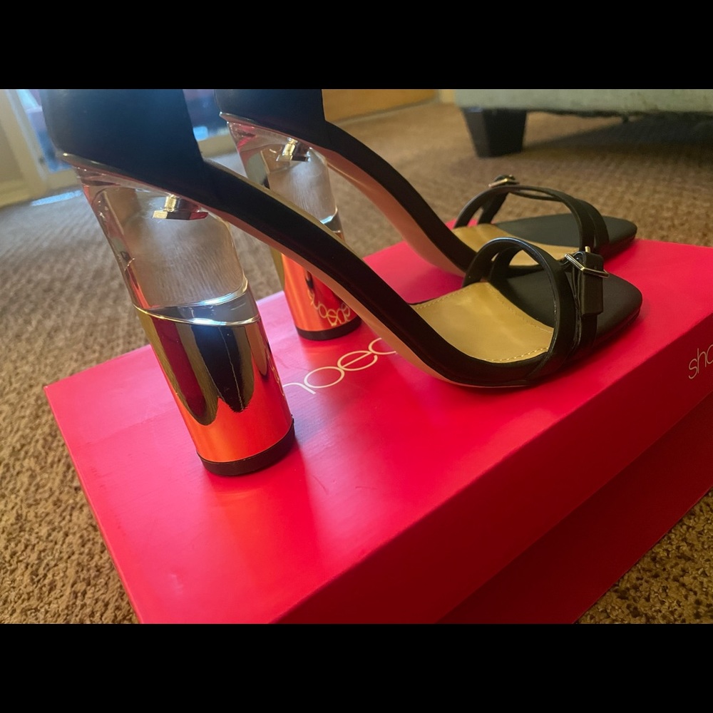 Super cute, date night, heeled sandals.